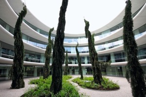  Innenhof des neuen Verwaltungsbaus in Nyon. Mit einer Fläche von 6000 m2 auf vier Stockwerken bietet es Platz für 250 Angestellte 